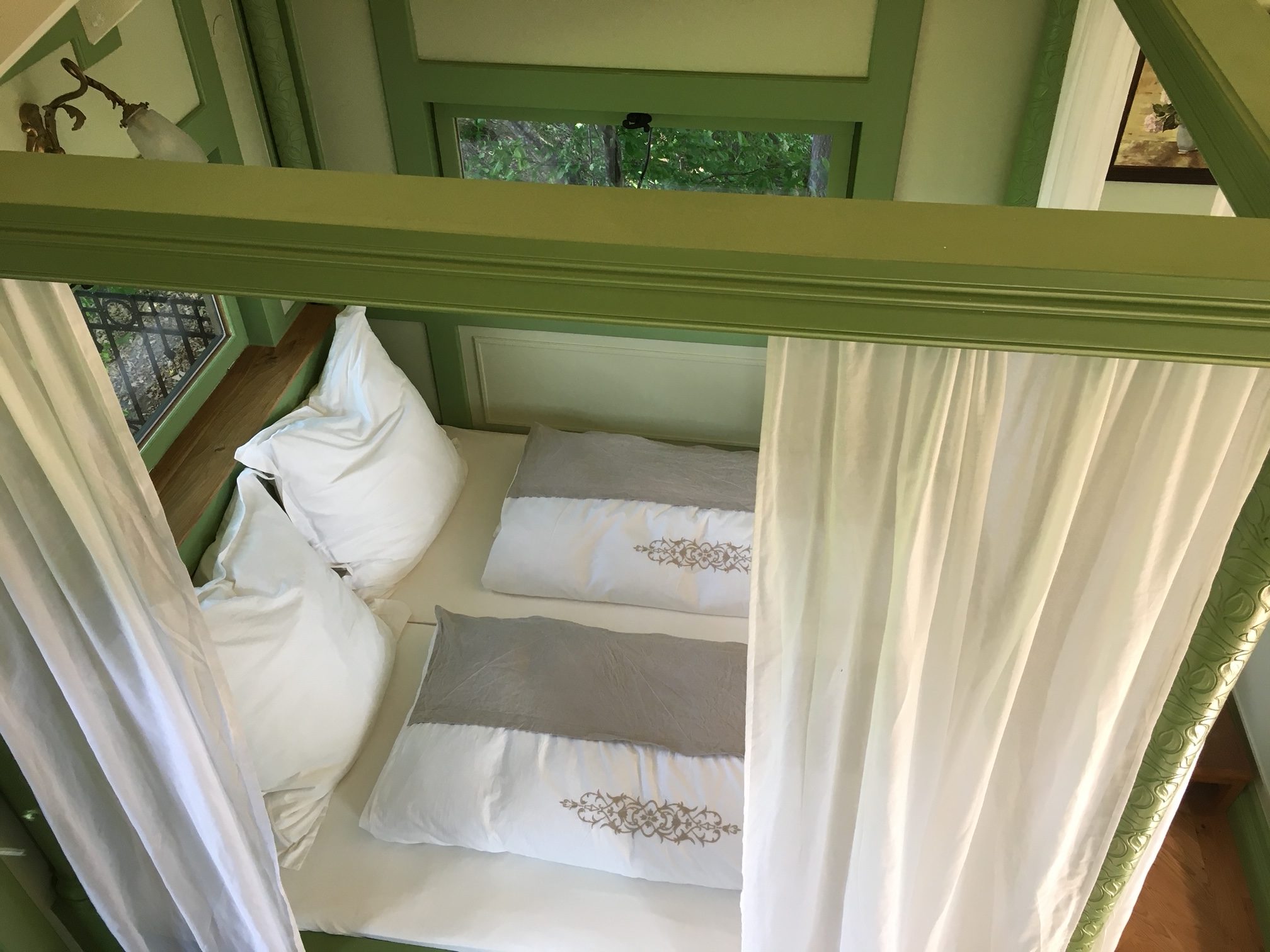 Das übergroße Doppelbett im Baumhaus ist ein Kuschelnest